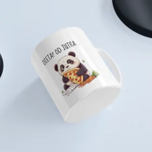 Uroczy kubek z pandą na białym tle przedstawiający pandę z warzywami oraz fast foodem