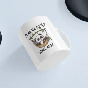 Uroczy kubek z pandą na białym tle przedstawiający leżenie na hamaku wśród liści bambusa