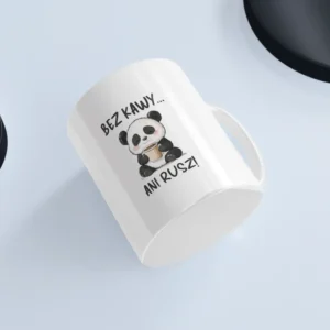 Uroczy kubek z pandą na białym tle przedstawiający trzymanie kawy w rękach z uśmiechem na twarzy