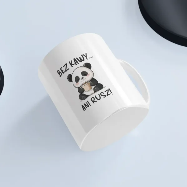 Uroczy kubek z pandą na białym tle przedstawiający trzymanie kawy w rękach z uśmiechem na twarzy