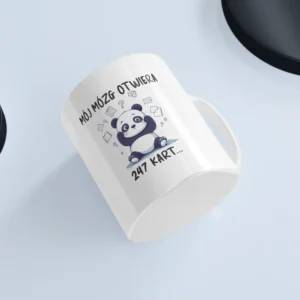 Uroczy kubek z pandą na białym tle przedstawiający przegrzanie mózgu od myślenia humorystycznie