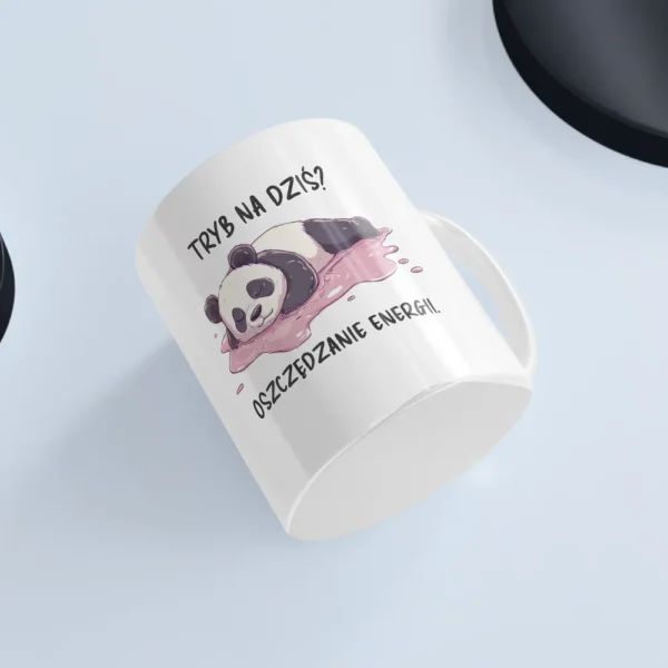 Uroczy kubek z pandą na białym tle przedstawiający leżenie w kałuży zmęczenia w humorystycznej wersji
