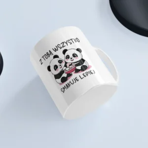 Uroczy kubek z pandami na białym tle przedstawiający pandy z miską jedzenia i napisem "Z Tobą wszystko smakuje lepiej"