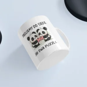 Uroczy kubek z pandą na białym tle przedstawiający pandy trzymające dwa pasujące puzzle