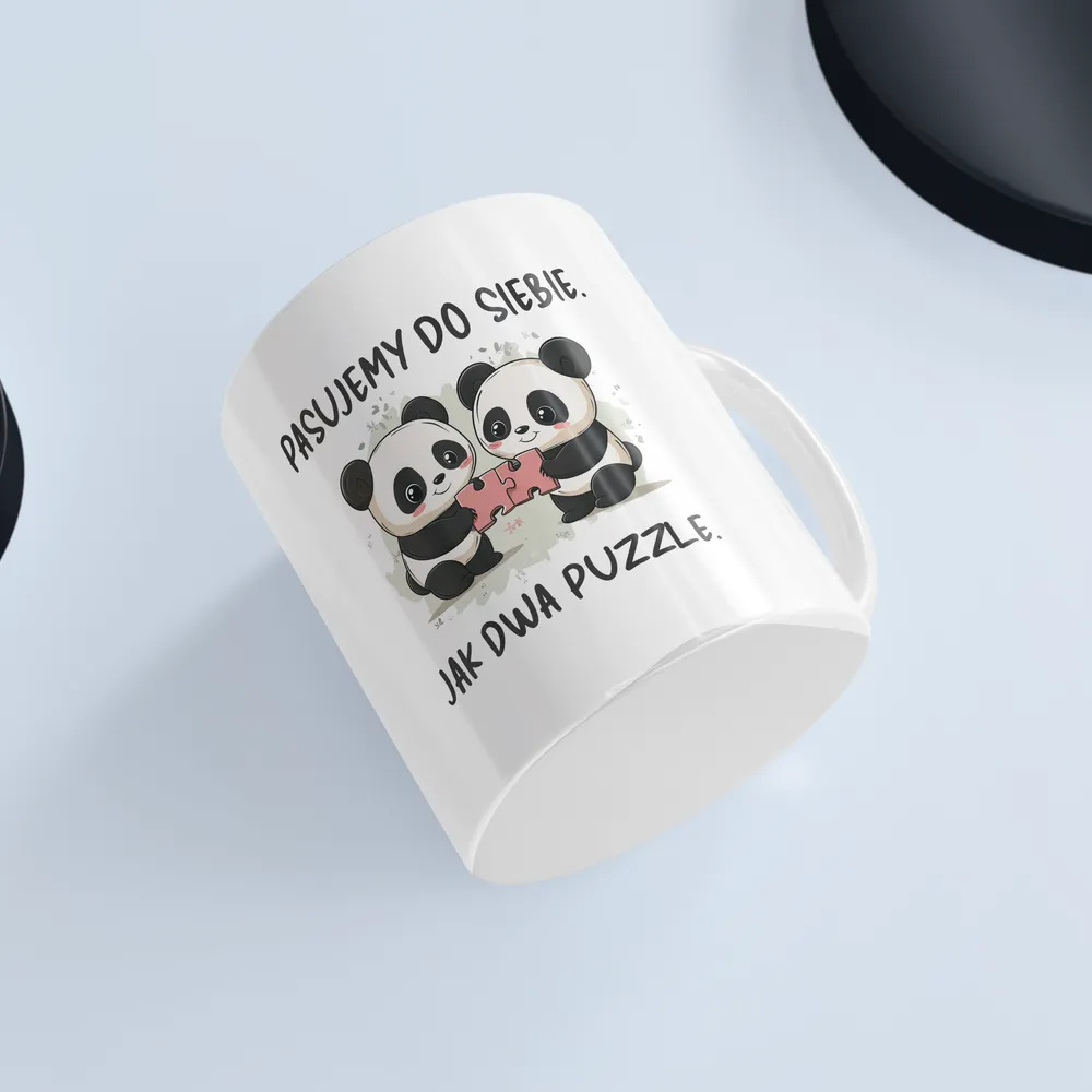 Uroczy kubek z pandą na białym tle przedstawiający pandy trzymające dwa pasujące puzzle