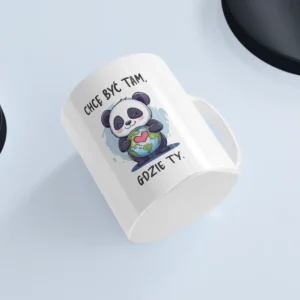 Uroczy kubek z pandą na białym tle przedstawiający pandę z globusem i napisem "Chcę być tam gdzie Ty!"