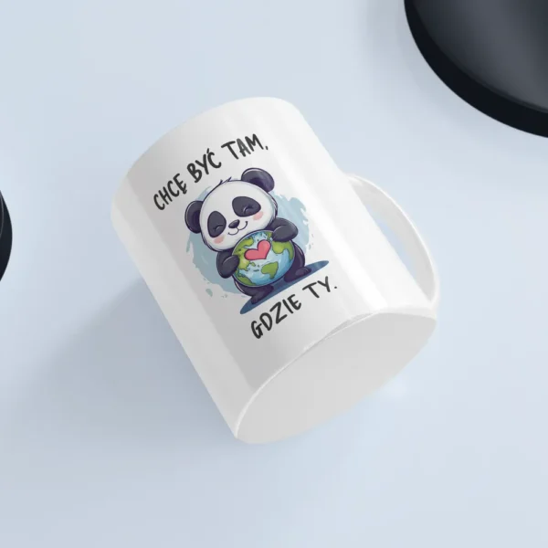 Uroczy kubek z pandą na białym tle przedstawiający pandę z globusem i napisem "Chcę być tam gdzie Ty!"