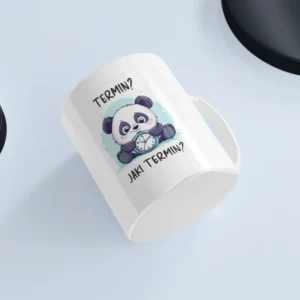 Uroczy kubek z pandą na białym tle przedstawiający spóźnialską pandę zegarkiem i napisem "Termin? Jaki termin?"