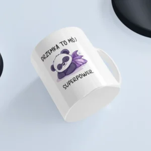Uroczy kubek z pandą na białym tle przedstawiający pandę w płachcie superbohatera i napisem "Drzemka to mój superpower."